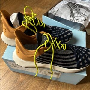 Saysh One Allyson Felix Women’s Core sneakers, Size 6.5